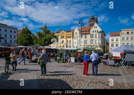 Wismar, Meclemburgo-Vorpommern, Germania - vista sulla città, ristrutturato centro storico Wismar, case ristrutturate, facciate rinnovate al mercato. Foto Stock