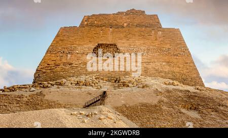 Sakkara, Egitto; 22 novembre 2022 - la piramide di Meidum, Egitto si trova a circa 72 chilometri a sud del Cairo moderno. Foto Stock