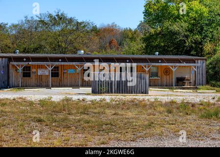 Natural Dam, Arkansas USA - 28 settembre 2022: Un luogo rustico caffè lungo un lato di una strada rurale. Foto Stock