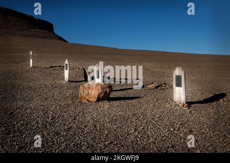 Tombe di marinai da HMS Erebus, HMS Terror più Thomas Morgan, investigatore ufficiale che è morto alla ricerca dell'equipaggio perduto), Beechey Island, Nunavut Foto Stock