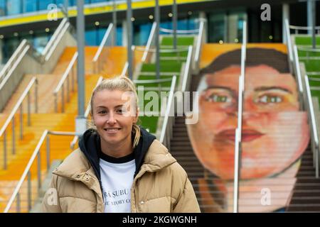 Londra, Regno Unito. 23 novembre 2022. Leah Williamson, capitano della squadra di calcio inglese femminile, alla presentazione delle opere d'arte dell'artista Charlotte Archer fuori dal Wembley Stadium. Il lavoro illustra la storia di Helen Hardy, fondatore della prima società calcistica inclusiva per donne e non binaria, Manchester Laces, e fa parte di una campagna della National Lottery che promuove le donne nello sport e celebra le allenatrici femminili facendo il loro segno, incoraggiando gli altri a scoprire come possono fare lo stesso. Credit: Stephen Chung / EMPICS / Alamy Live News Foto Stock