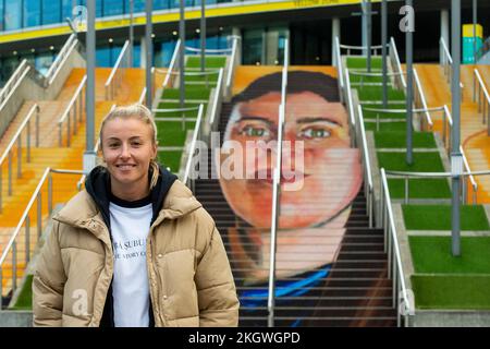 Londra, Regno Unito. 23 novembre 2022. Leah Williamson, capitano della squadra di calcio inglese femminile, alla presentazione delle opere d'arte dell'artista Charlotte Archer fuori dal Wembley Stadium. Il lavoro illustra la storia di Helen Hardy, fondatore della prima società calcistica inclusiva per donne e non binaria, Manchester Laces, e fa parte di una campagna della National Lottery che promuove le donne nello sport e celebra le allenatrici femminili facendo il loro segno, incoraggiando gli altri a scoprire come possono fare lo stesso. Credit: Stephen Chung / EMPICS / Alamy Live News Foto Stock