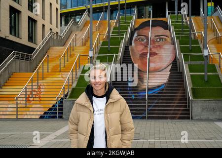 Londra, Regno Unito. 23 novembre 2022. Leah Williamson, capitano della squadra di calcio inglese femminile, alla presentazione delle opere d'arte dell'artista Charlotte Archer fuori dal Wembley Stadium. Il lavoro illustra la storia di Helen Hardy, fondatore della prima società calcistica inclusiva per donne e non binaria, Manchester Laces, e fa parte di una campagna della National Lottery che promuove le donne nello sport e celebra le allenatrici femminili facendo il loro segno, incoraggiando gli altri a scoprire come possono fare lo stesso. Credit: Stephen Chung / EMPICS / Alamy Live News Foto Stock