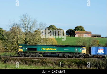 Locomotiva diesel Freightliner classe 66 n. 66533 'Senator Express' che tira un treno freightliner, Warwickshire, Regno Unito Foto Stock