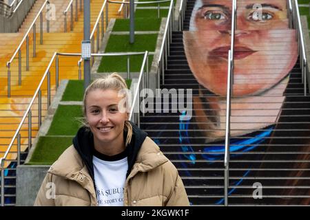 Londra, Regno Unito. 23 novembre 2022. Leah Williamson, capitano della squadra di calcio inglese femminile, alla presentazione delle opere d'arte dell'artista Charlotte Archer fuori dal Wembley Stadium. Il lavoro illustra la storia di Helen Hardy, fondatore della prima società calcistica inclusiva per donne e non binaria, Manchester Laces, e fa parte di una campagna della National Lottery che promuove le donne nello sport e celebra le allenatrici femminili facendo il loro segno, incoraggiando gli altri a scoprire come possono fare lo stesso. Credit: Stephen Chung / EMPICS / Alamy Live News Foto Stock