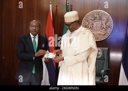 Abuja, Nigeria. 23rd Nov 2022. Il Presidente nigeriano Muhammadu Buhari(R) e Godwin Emefiele, Governatore della Banca Centrale della Nigeria, presentano le banconote riprogettate della nigeriana ad Abuja, Nigeria, il 23 novembre 2022. Il presidente nigeriano Muhammadu Buhari ha lanciato mercoledì le banconote locali riprogettate per controllare la fornitura della naira nigeriana, la valuta locale del paese africano più popoloso. Credit: Sodiq/Xinhua/Alamy Live News Foto Stock