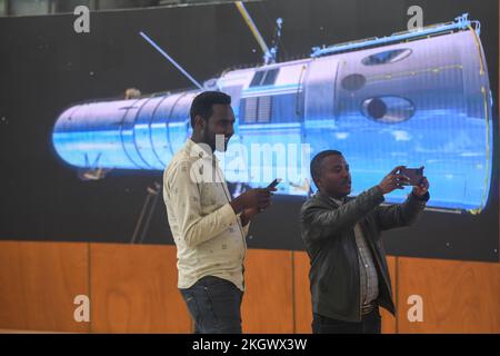 Addis Abeba, Etiopia. 8th Nov 2022. Le persone scattano foto nel museo della scienza, recentemente inaugurato e sovvenzionato dalla Cina, ad Addis Abeba, Etiopia, il 8 novembre 2022. PER ANDARE CON 'caratteristica: Cina-aiutata museo di scienza vince cuori di scienza-entusiasta etiopi' credito: Michael Tewelde/Xinhua/Alamy Live News Foto Stock