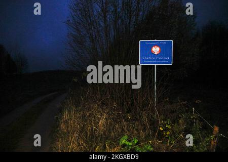 Zerdziny, Polonia. 10th Nov 2022. Un segno vicino al confine polacco con l'esclamazione russa di Kaliningrad è visto al confine con la Polonia e l'esclamazione russa di Kaliningrad vicino a Zerdziny, Polonia il 10 novembre 2022. (Foto di Jaap Arriens/Sipa USA) Credit: Sipa USA/Alamy Live News Foto Stock