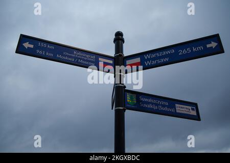 Zerdziny, Polonia. 10th Nov 2022. Un segnale stradale è visto vicino al punto di confine di tre paesi, dove i confini di Lituania, Polonia e l'esclamazione russa di Kaliningrad si intersecano vicino a Zerdziny, Polonia il 10 novembre 2022. (Foto di Jaap Arriens/Sipa USA) Credit: Sipa USA/Alamy Live News Foto Stock