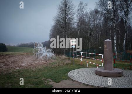 Zerdziny, Polonia. 10th Nov 2022. Le recinzioni sono viste vicino al punto di confine di tre paesi, dove i confini di Lituania, Polonia e l'esclamazione russa di Kaliningrad si intersecano vicino a Zerdziny, Polonia il 10 novembre 2022. (Foto di Jaap Arriens/Sipa USA) Credit: Sipa USA/Alamy Live News Foto Stock