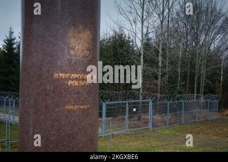 Zerdziny, Polonia. 10th Nov 2022. Le recinzioni sono viste vicino al punto di confine di tre paesi, dove i confini di Lituania, Polonia e l'esclamazione russa di Kaliningrad si intersecano vicino a Zerdziny, Polonia il 10 novembre 2022. (Foto di Jaap Arriens/Sipa USA) Credit: Sipa USA/Alamy Live News Foto Stock