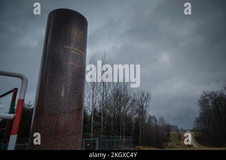 Zerdziny, Polonia. 10th Nov 2022. Le recinzioni sono viste vicino al punto di confine di tre paesi, dove i confini di Lituania, Polonia e l'esclamazione russa di Kaliningrad si intersecano vicino a Zerdziny, Polonia il 10 novembre 2022. (Foto di Jaap Arriens/Sipa USA) Credit: Sipa USA/Alamy Live News Foto Stock