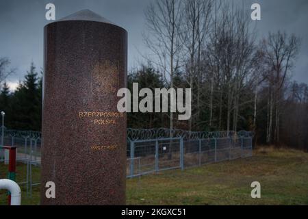 Zerdziny, Polonia. 10th Nov 2022. Le recinzioni sono viste vicino al punto di confine di tre paesi, dove i confini di Lituania, Polonia e l'esclamazione russa di Kaliningrad si intersecano vicino a Zerdziny, Polonia il 10 novembre 2022. (Foto di Jaap Arriens/Sipa USA) Credit: Sipa USA/Alamy Live News Foto Stock