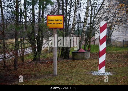 Zerdziny, Polonia. 10th Nov 2022. Un segno con la dicitura "attraversamento di frontiera vietato dallo Stato” è visto vicino al punto di frontiera dei tre paesi, dove i confini di Lituania, Polonia e l'esclamazione russa di Kaliningrad si intersecano vicino a Zerdziny, Polonia il 10 novembre 2022. (Foto di Jaap Arriens/Sipa USA) Credit: Sipa USA/Alamy Live News Foto Stock