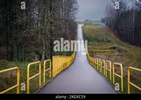 Zerdziny, Polonia. 10th Nov 2022. Un percorso conduce al punto di tre paesi vicino al punto di confine di tre paesi, dove i confini di Lituania, Polonia e l'exclave russa di Kaliningrad si intersecano vicino a Zerdziny, Polonia il 10 novembre 2022. (Foto di Jaap Arriens/Sipa USA) Credit: Sipa USA/Alamy Live News Foto Stock