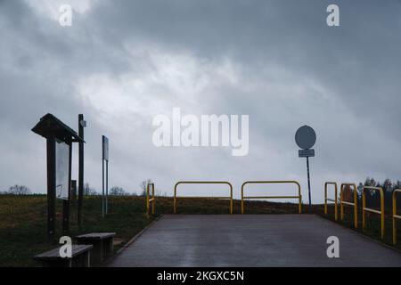 Zerdziny, Polonia. 10th Nov 2022. Le recinzioni sono viste vicino al punto di confine di tre paesi, dove i confini di Lituania, Polonia e l'esclamazione russa di Kaliningrad si intersecano vicino a Zerdziny, Polonia il 10 novembre 2022. (Foto di Jaap Arriens/Sipa USA) Credit: Sipa USA/Alamy Live News Foto Stock