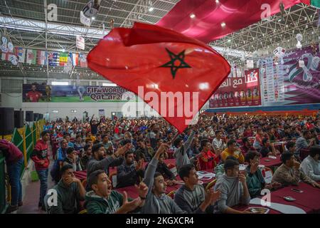 Gaza, Palestina, Stati Uniti. 23rd Nov 2022. (INT) i palestinesi sostengono la squadra di calcio marocchina durante la partita contro la Croazia nella Coppa del mondo FIFA in Qatar. 23 novembre 2022, Gaza, Palestina: Centinaia di palestinesi nella striscia di Gaza sono stati nella Saad Sail Hall della striscia di Gaza per sostenere e incoraggiare la squadra arabo-marocchina a giocare contro la Croazia durante la Coppa del mondo di calcio FIFA 2022 in Qatar. Il gioco si è concluso tra il 0 e il 0, un pareggio e il vice ambasciatore Qatari Khaled al-Hardan hanno condiviso l'atmosfera entusiastica con i fan mentre guardavano la partita. Credit: Saher Elghorra/Thenews2 (Credit Image: © Sahe Foto Stock