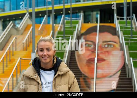 Londra, Regno Unito. 23 novembre 2022. Leah Williamson, capitano della squadra di calcio inglese femminile, alla presentazione delle opere d'arte dell'artista Charlotte Archer fuori dal Wembley Stadium. Il lavoro illustra la storia di Helen Hardy, fondatore della prima società calcistica inclusiva per donne e non binaria, Manchester Laces, e fa parte di una campagna della National Lottery che promuove le donne nello sport e celebra le allenatrici femminili facendo il loro segno, incoraggiando gli altri a scoprire come possono fare lo stesso. Credit: Stephen Chung / EMPICS / Alamy Live News Foto Stock