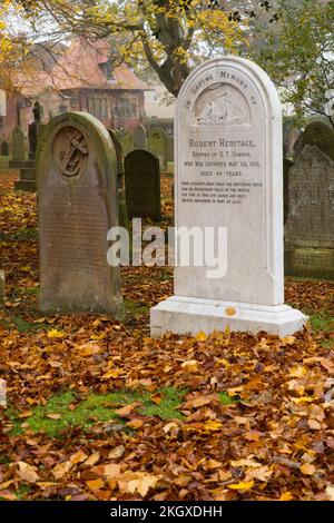 Memorial Stone a Robert Heritage skipper di pesca a strascico SH12 Condor che affondò dopo aver colpito una miniera 30 miglia a nord-est di Scarborough 1915 Foto Stock