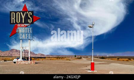 Amboy (California), USA - Agosto 8. Giorno 2009: Storico retro vintage Roys (Roy s) motel segno caffè alla Route 66 nel paesaggio desertico, cielo blu estate Foto Stock