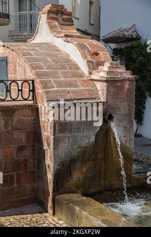 La Fuente de los Chorros o Fontana di Chorros, costruita nel 1905, nel villaggio di montagna di Ojén, Andalucia, Spagna Foto Stock