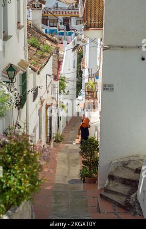 Si affaccia su via Barrio Alto (Calle Barrio Alto) nel villaggio di montagna di Ojén, Andalucia, Spagna. Foto Stock