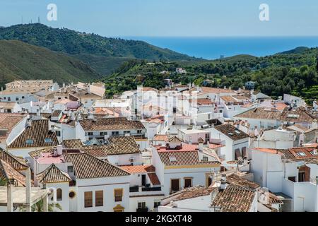 Il villaggio di montagna di Ojén, Andalusia, Spagna, uno dei pueblo blancos sulla Costa del Sol Foto Stock