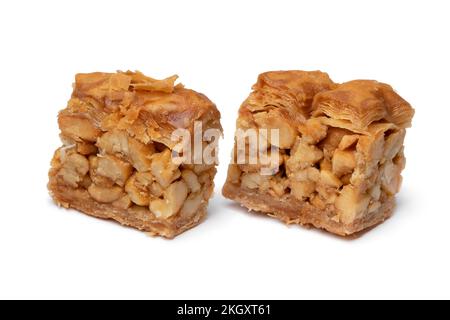 Coppia di biscotti siriani tradizionali farciti con noci di anacardi isolati su sfondo bianco Foto Stock