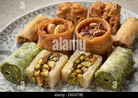 Piatto con biscotti siriani tradizionali farciti con anacardi e pistacchi da vicino Foto Stock