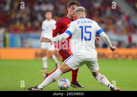 Doha, Qatar. 23rd Nov 2022. Gavi di Spagna dribbla la palla e la noce moscata Francisco Calvo di Costa Rica durante la Coppa del mondo FIFA Qatar 2022 Group e match tra Spagna e Costa Rica al Thumama Stadium, Doha, Qatar, il 23 novembre 2022. Foto di Peter Dovgan. Solo per uso editoriale, licenza richiesta per uso commerciale. Non è utilizzabile nelle scommesse, nei giochi o nelle pubblicazioni di un singolo club/campionato/giocatore. Credit: UK Sports Pics Ltd/Alamy Live News Credit: UK Sports Pics Ltd/Alamy Live News Credit: UK Sports Pics Ltd/Alamy Live News Foto Stock