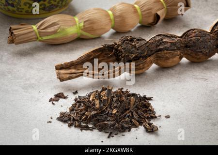 Pezzi di tè di bambù cinese nero pelato primo piano Foto Stock