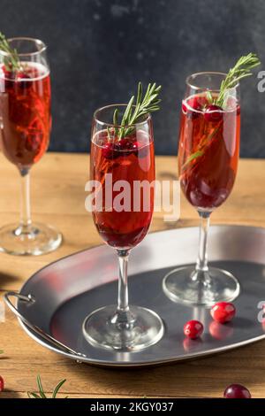 Boozy rinfrescante Poinsettia Cranberry Champagne cocktail per Natale Foto Stock