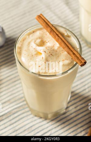 Milkshake di Eggnog cremoso congelato con cannella in un bicchiere Foto Stock