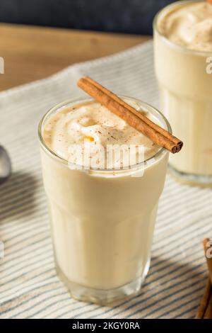 Milkshake di Eggnog cremoso congelato con cannella in un bicchiere Foto Stock