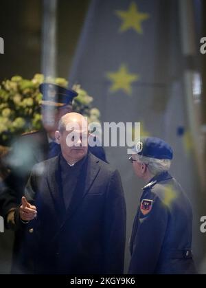 Berlino, Germania. 23rd Nov 2022. Il cancelliere tedesco OLAF Scholz (r, SPD) attende presso l'ufficio del cancelliere. Credit: Kay Nietfeld/dpa/Alamy Live News Foto Stock