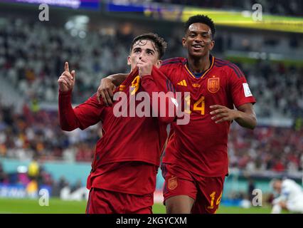 La spagnola Gavi festeggia il quinto goal del gioco con il compagno di squadra Alejandro Balde durante la partita del Gruppo e della Coppa del mondo FIFA allo stadio al Thumama di Doha. Data immagine: Mercoledì 23 novembre 2022. Foto Stock