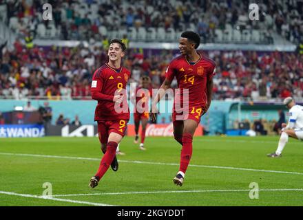 La spagnola Gavi (a sinistra) festeggia il quinto goal del gioco con il compagno di squadra Alejandro Balde durante la partita del Gruppo e della Coppa del mondo FIFA allo stadio al Thumama di Doha. Data immagine: Mercoledì 23 novembre 2022. Foto Stock