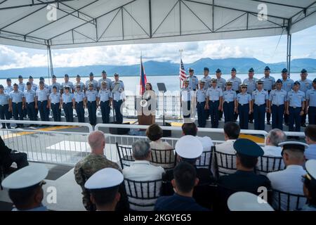 Puerto Princesa, Filippine. 21st Nov 2022. STATI UNITI Il Vice Presidente Kamala Harris si rivolge ai marinai con la Guardia Costiera delle Filippine a seguito di una visita alla nave ammiraglia di pattuglia di classe Teresa Magbanua, Teresa Magbanua, 22 novembre 2022 a Puerto Princesa, Filippine. Credit: Lawrence Jackson/White House Photo/Alamy Live News Foto Stock