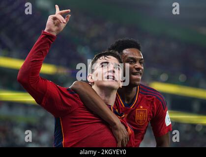 La spagnola Gavi (a sinistra) festeggia il quinto goal del gioco con il compagno di squadra Alejandro Balde durante la partita del Gruppo e della Coppa del mondo FIFA allo stadio al Thumama di Doha. Data immagine: Mercoledì 23 novembre 2022. Foto Stock