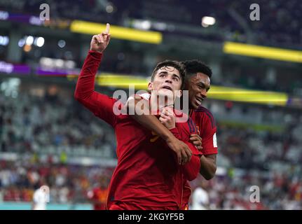 La spagnola Gavi (a sinistra) festeggia il quinto goal del gioco con il compagno di squadra Alejandro Balde durante la partita del Gruppo e della Coppa del mondo FIFA allo stadio al Thumama di Doha. Data immagine: Mercoledì 23 novembre 2022. Foto Stock