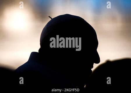 Città del Vaticano, Vaticano 23 novembre 2022. Papa Francesco arriva per la sua udienza generale settimanale a San Piazza Pietro. Maria Grazia Picciarella/Alamy Live News Foto Stock