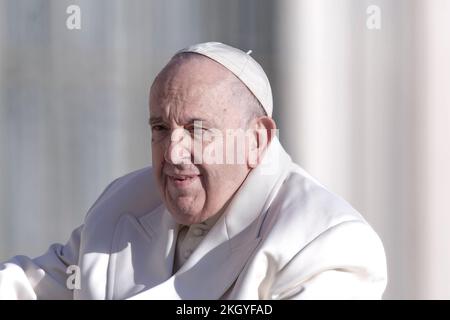 Città del Vaticano, Vaticano 23 novembre 2022. Papa Francesco arriva per la sua udienza generale settimanale a San Piazza Pietro. Maria Grazia Picciarella/Alamy Live News Foto Stock