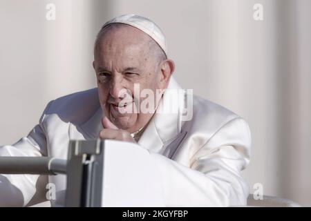 Città del Vaticano, Vaticano 23 novembre 2022. Papa Francesco arriva per la sua udienza generale settimanale a San Piazza Pietro. Maria Grazia Picciarella/Alamy Live News Foto Stock