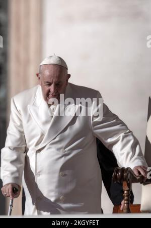 Città del Vaticano, Vaticano, 23 novembre 2022. Papa Francesco durante la sua udienza generale settimanale a San Piazza Pietro. Maria Grazia Picciarella/Alamy Live News Foto Stock