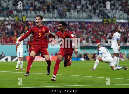 La spagnola Gavi (a sinistra) festeggia il quinto goal del gioco con il compagno di squadra Jose Gaya durante la partita del Gruppo e della Coppa del mondo FIFA allo stadio al Thumama di Doha. Data immagine: Mercoledì 23 novembre 2022. Foto Stock