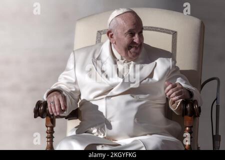 Città del Vaticano, Vaticano, 23 novembre 2022. Papa Francesco durante la sua udienza generale settimanale a San Piazza Pietro. Maria Grazia Picciarella/Alamy Live News Foto Stock