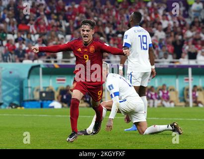 Il Gavi spagnolo festeggia il quinto goal del gioco durante la partita del Gruppo e della Coppa del mondo FIFA allo stadio al Thumama di Doha. Data immagine: Mercoledì 23 novembre 2022. Foto Stock