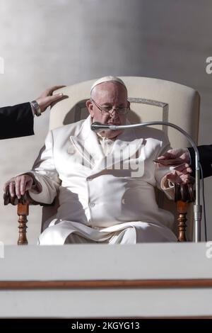 Città del Vaticano, Vaticano, 23 novembre 2022. Papa Francesco durante la sua udienza generale settimanale a San Piazza Pietro. Maria Grazia Picciarella/Alamy Live News Foto Stock