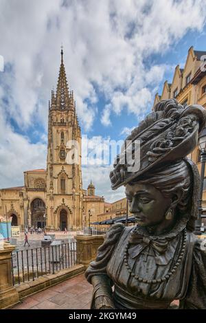 Oviedo, Spagna - Ottobre 2022: Piazza Alfonso II con la Cattedrale di Oviedo sullo sfondo e la scultura della Regenta in primo piano su un Foto Stock