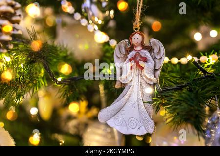 Bella composizione natalizia con coni di conifere, albero di Natale, decorazione per le vacanze, angelo. Vista dall'alto, spazio di copia. Foto Stock